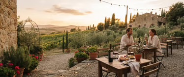 Dehors della Cantina del Neto tra le colline al tramonto
